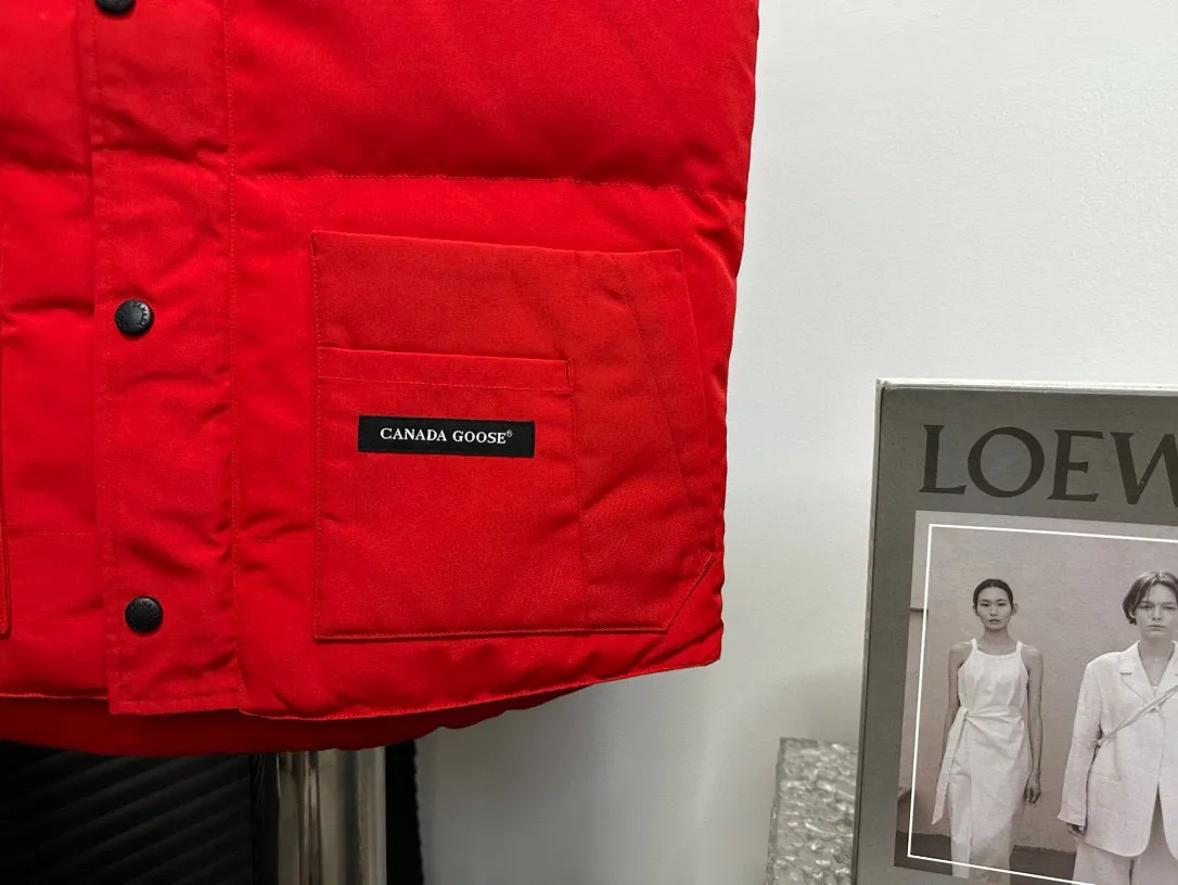 P360 [Canada Goose] Canada Goose #Freestyle Crew 4154M Men’s and Women’s Vest Down# ➖ Imported Behringer embroidery machine with customized 10,000-needle embroidery logo! ➖ Imported 21-count polyester-cotton blended original fabric, using Feather-Light 10D waterproof coating fabric, made of 84.5% polyester fiber and 15.5% cotton, 100% the best feel in the entire network! ➖ The genuine official website uses the national standard 80 white duck down, and will never be misled by false claims such as 90 down or goose down! ➖ 100% nylon nylon lining with double double-layer sealing design to prevent velvet from running away. Top-grade polar fleece is used in the collar and pockets to keep warm and comfortable! ➖ Yoshida YKK provides original custom-made electroplated sliders. YKK two-way lockable zippers are tight and smooth and will not peel off paint! ➖ 3M composite original Velcro is durable, and all accessories and hardware are disassembled and customized! ⛔No slander, no exaggeration, no need for too much copywriting, because it is focused, it is professional!  SIZE: XS S M L XL XXL